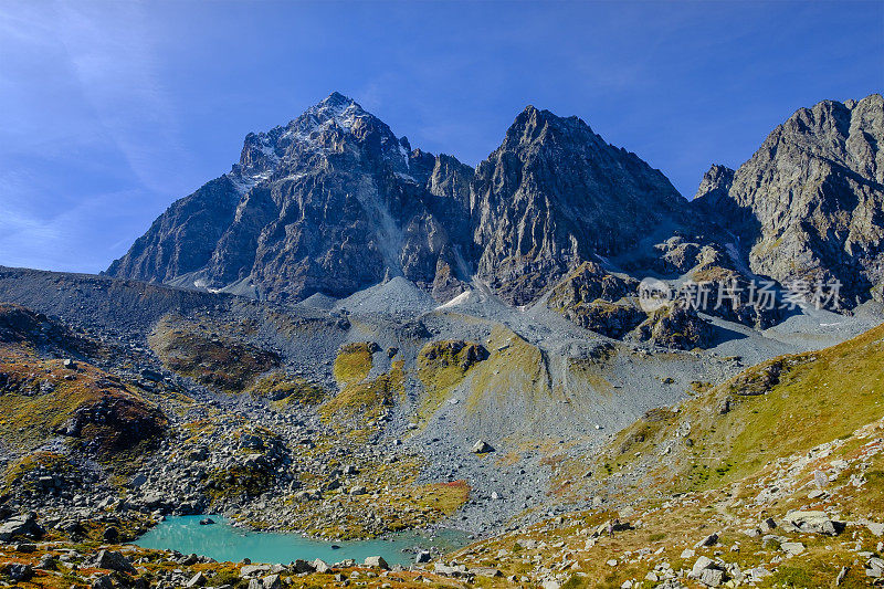 奇亚雷托湖(Lago Chiaretto)，位于蒙维索山脚，从扁德尔雷(Pian del Re)通往里富吉奥塞拉(Rifugio Sella)的小路上。意大利北部皮埃蒙特的科提亚阿尔卑斯山